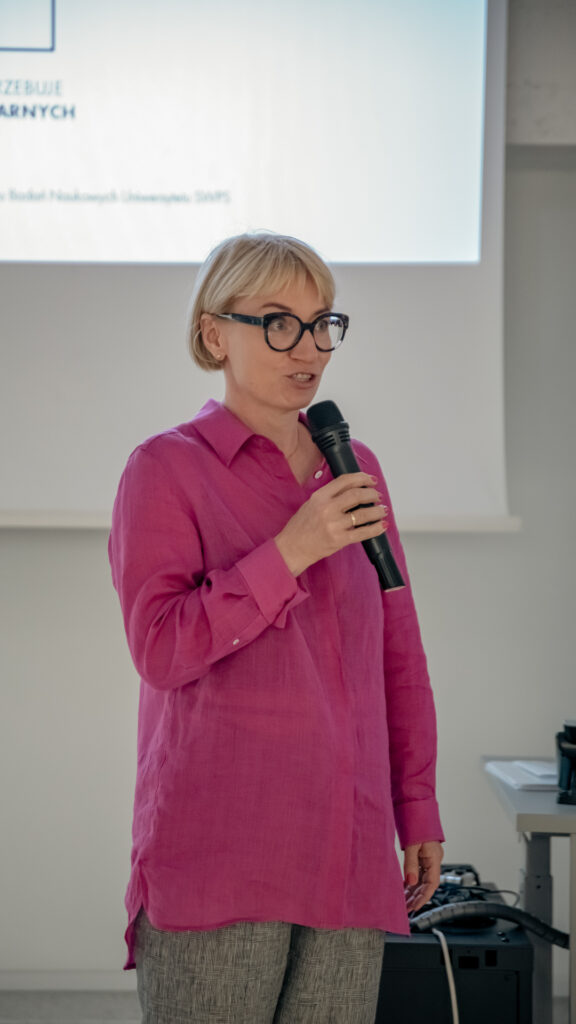 Na zdjęciu dr hab., prof. Uniwersytetu SWPS Monika Lewandowicz-Machnikowska podczas wystąpienia.