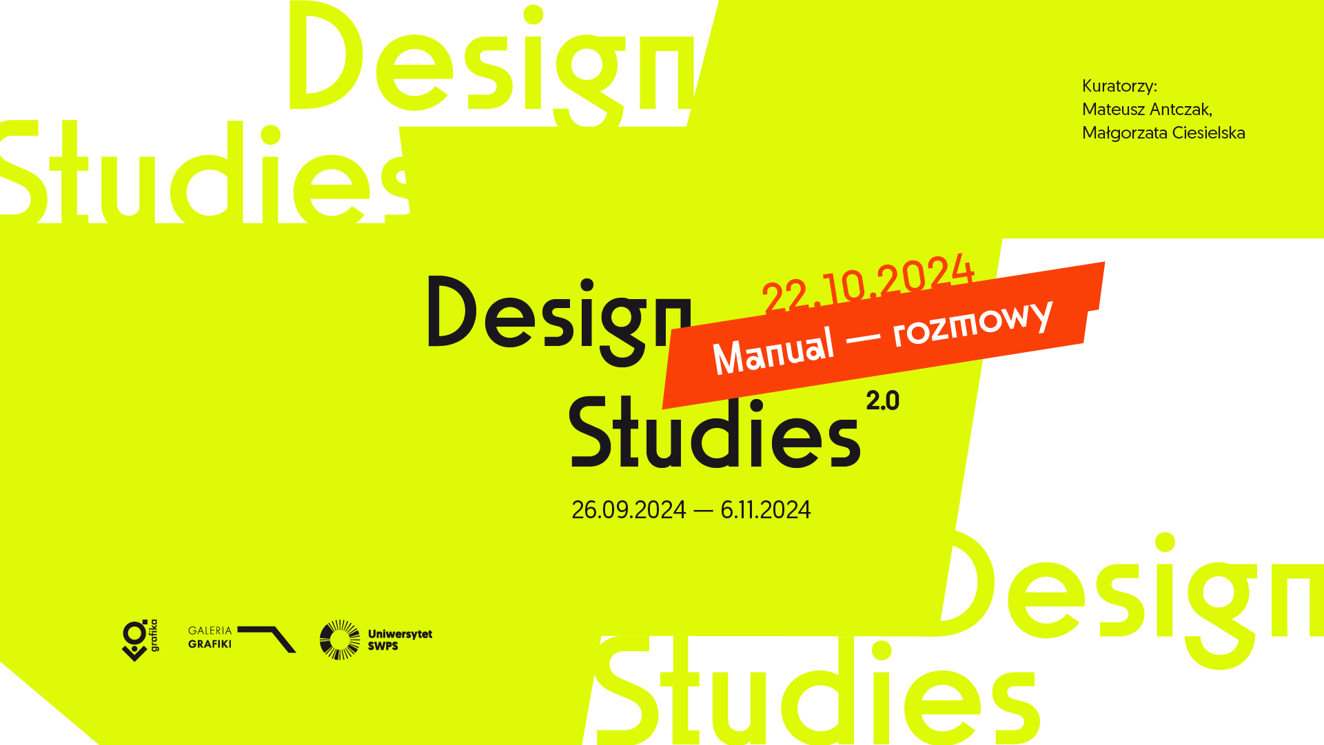 Na obrazie widnieje plakat promujący wydarzenie o nazwie „Design Studies 2.0". Centralnym elementem są słowa „Design Studies" zapisane dużą czcionką na jaskrawo żółtym tle, z białymi i czarnymi literami. Na plakacie znajduje się również napis „Manual — rozmowy” umieszczony na pomarańczowym pasku, co sugeruje, że wydarzenie może obejmować rozmowy lub dyskusje na temat designu. Poniżej widnieją daty trwania wydarzenia: 26.09.2024 — 6.11.2024. W prawym górnym rogu znajduje się informacja o kuratorach wydarzenia: Mateusz Antczak i Małgorzata Ciesielska. Na dole plakatu widzimy logotypy związane z organizatorami: Galeria Grafiki oraz Uniwersytet SWPS.